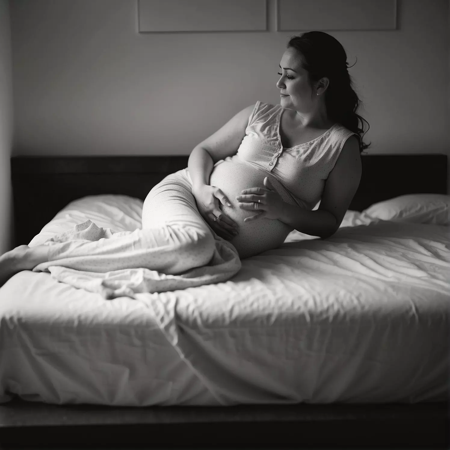 Mujer embarazada en cama